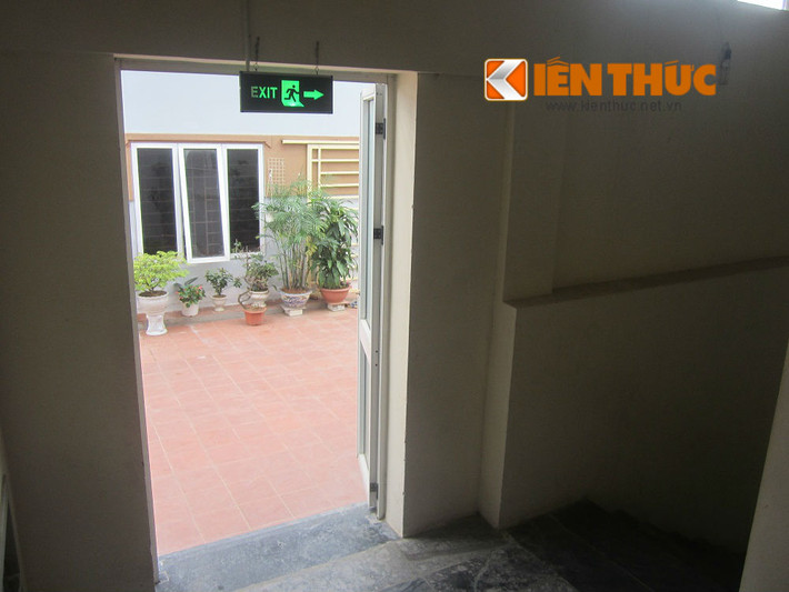 Để lấp liếm hành vi vi phạm pháp luật này, chung cư đã đặt tên cho tầng chui này là 30A. Ảnh chụp 1 căn hộ trái phép trên tầng 30A. Thang máy của tòa nhà cũng không lên tới tầng này mà chỉ dừng lại ở tầng 30, sau đó muốn lên tầng 30A trái phép phải lách qua một lối thoái hiểm, đi cầu thang bộ mới tới nơi. Điều này không phải ai cũng biết.