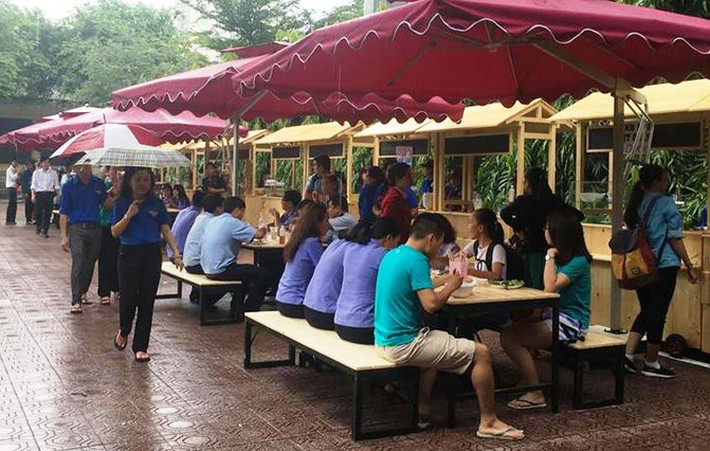 Sáng sớm nay (2/10), phố kinh doanh có thời gian ( phố hàng rong) thứ 2 ở quận 1, TP.HCM đã hoạt động tại công viên Bách Tùng Diệp, phường Bến Thành, quận 1.