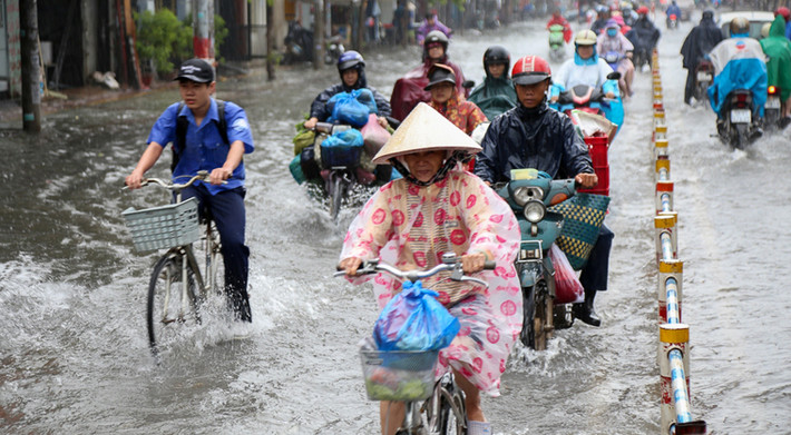 Đường Gò Dầu (quận Tân Phú), tỉnh lộ 10 (quận Bình Tân), Hồ Ngọc Lãm (quận 6), Lê Văn Việt, Lã Xuân Oai (quận 9), Cây Trâm, Lê Văn Thọ (quận Gò Vấp),.. bị ngập kéo dài đến chiều nay vẫn chưa rút.