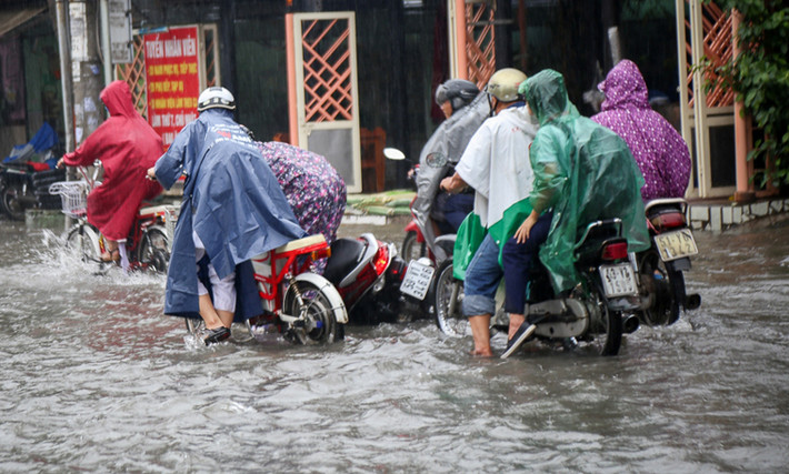 Dự báo của Đài Khí tượng thủy văn KV Nam Bộ cũng cảnh báo mưa kéo dài nhiều giờ sẽ gây ngập, cây xanh dễ đỗ ngã. Ngoài ra trong cơn mưa kèm hiện tượng giông sét nên cảnh báo người dân ra đường hạn chế đứng dừng dưới gốc cây, các trụ điện…