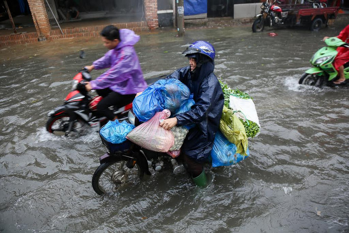 Ông Lê Đình Quyết, Phó trưởng phòng dự báo Đài khí tượng thủy văn khu vực Nam Bộ cho biết, hôm nay (2/10) và 2 ngày tiếp theo, dải hội tụ nhiệt đới vẫn hoạt động ngay trên khu vực Nam Trung Bộ, gió tây nam có cường độ trung bình. Do đó, khu vực Nam Bộ, trong đó có TP.HCM vẫn xảy ra mưa nhiều, cả ngày và tối.
