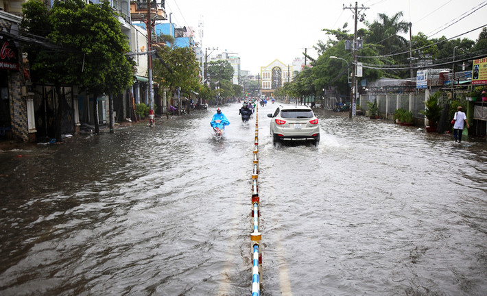 Đến 14h chiều nay (2/10), khắp khu vực Nam Bộ nói chung và TP.HCM nói riêng vẫn đang có mưa. Nhiều nơi lượng mưa rất lớn khiến hàng loạt tuyến đường ngập nặng gây ảnh hưởng tới cuộc sống người dân.