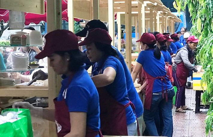 Những người buôn bán cũng được kiểm tra sức khỏe định kỳ để bảo đảm vệ sinh an toàn.