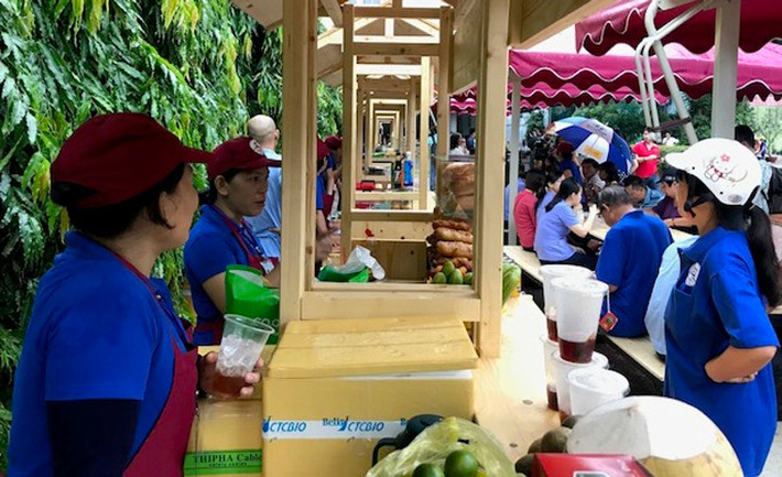 Phố hàng rong trong công viên Bách Tùng Diệp khá nhộn nhịp trong ngày ra mắt.