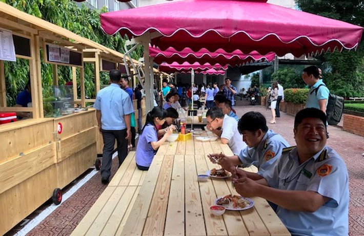 Theo UBND quận 1, thời gian hoạt động của phố hàng rong Bách Tùng Diệp với 2 khung giờ sáng và trưa. Buổi sáng (từ 6h đến 9h) dành cho 15 hộ kinh doanh bán điểm tâm sáng và các loại nước giải khát. Buổi trưa (từ 11h đến 14h) dành cho 15 hộ kinh doanh thức ăn trưa và các loại nước giải khát.