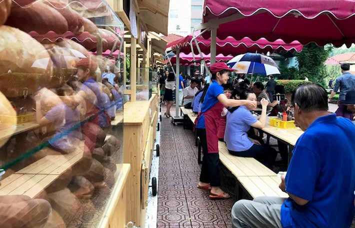 Đồ ăn, thức uống tại phố hàng rong Bách Tùng Diệp đều được kiểm tra, bảo đảm an toàn vệ sinh thực phẩm.
