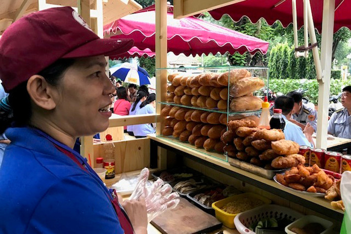 Đây là phố hàng rong thứ 2 (sau phố hàng rong trên đường Nguyễn Văn Chiêm, quận 1 được hoạt động từ cuối tháng 8 vừa qua) trên địa bàn quận 1 để giải quyết nhu cầu buôn bán cho người dân nghèo trên địa bàn.