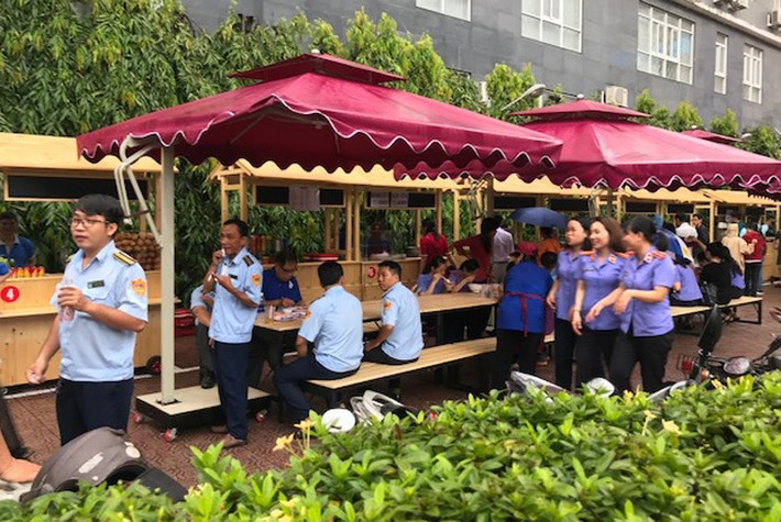 Hơn 1 tháng sau, ngày 2/10, phố hàng rong thứ 2 ở Công viên Bách Tùng Diệp (phường Bến Thành, quận 1) cũng được đưa vào hoạt động, cả 2 tuyến phố hàng rong thu hút rất đông khách đến ăn uống.