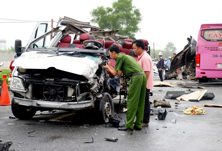 Lực lượng Kỹ thuật hình sự Công an tỉnh Tây Ninh đang khám nghiệm từng chi tiết tại hiện trường vụ tai nạn.