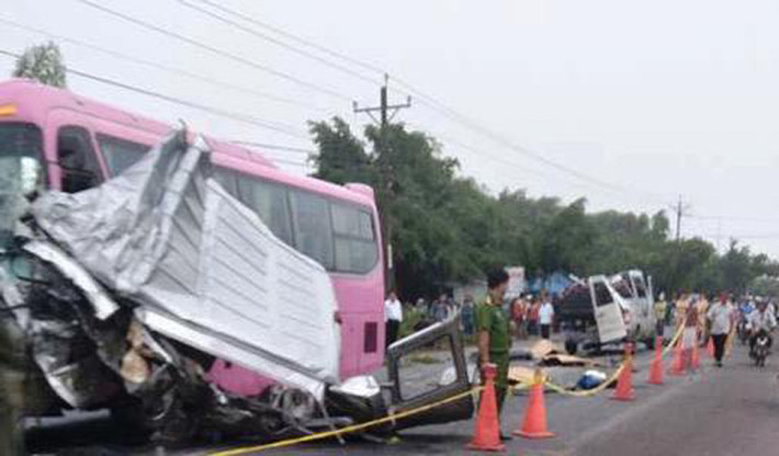 Lực lượng Công an phong tỏa hiện trường vụ TNGT đặc biệt nghiêm trọng.