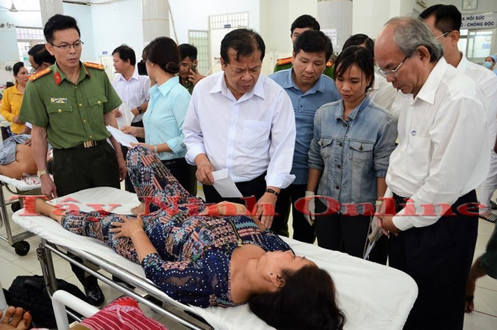 Sau khi đến hiện trường vụ tai nạn giao thông xảy ra trên đường 784 (đoạn qua ấp Thuận Hòa, xã Truông Mít, huyện Dương Minh Châu), Chủ tịch UBND tỉnh Phạm Văn Tân cùng các thành viên Ban ATGT tỉnh, lãnh đạo huyện Dương Minh Châu đã đến BVĐK Tây Ninh để thăm hỏi và hỗ trợ cho các nạn nhân bị tai nạn. Ảnh Tây Ninh online.