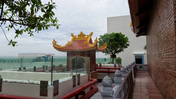 Khu vực bên cạnh ngôi chùa...Ảnh: thongtinchungcu.com.