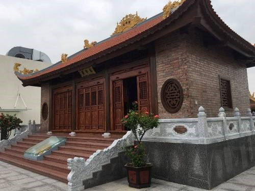 Trong đó, mái vát cao từ điểm 3,6m đến 7,5m, chiều cao tường khoảng 4,1m, bên cạnh có 2 lầu lục bát và 1 lò hóa vàng. Ảnh: Giáo dục Việt Nam.