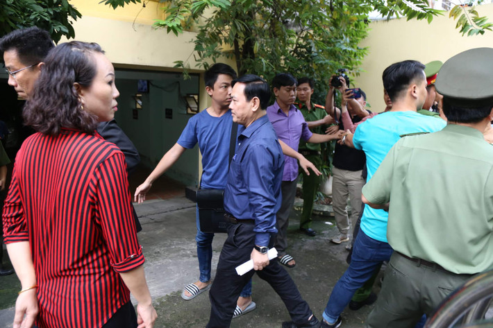 Khoảng 7h15, bị cáo Nguyễn Hữu Linh lặng lẽ xuất hiện trên chiếc xe ô tô màu trắng. Lúc này, nhiều phóng viên phát hiện tiếp cận để quay phim chụp hình.