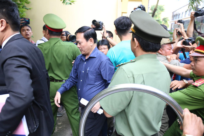 Khác với phiên xử trước, Linh "nựng" mặc áo sơ mi xanh tối màu, bình tĩnh bước xuống ô tô màu trắng và đi thẳng vào bên trong tòa.