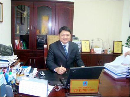 Sau gần 6 năm đầu tư, ngay từ khi chạy thử rồi vận hành thương mại vào tháng 5/2014, nhà máy liên tục đối mặt với việc không bán được hàng, tạm dừng sản xuất và thua lỗ nặng lên tới hàng ngàn tỷ đồng. Ông Vũ Đình Duy cũng từng giữ chức Tổng giám đốc PVTEX rồi chuyển sang làm Phó giám đốc Sở Công Thương Hải Phòng, sau đó được bổ nhiệm vị trí Phó Cục trưởng Cục kỹ thuật an toàn và Môi trường công nghiệp (Bộ Công Thương) và cuối cùng được điều động làm Ủy viên Hội đồng thành viên Tập đoàn Hóa chất Việt Nam cho đến nay. Ảnh: Tiền Phong.