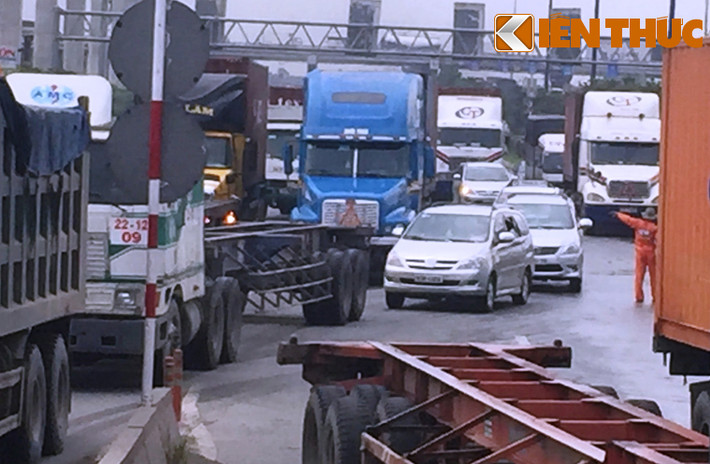 Dù vậy nhưng suốt hơn 1 tiếng đồng hồ vẫn không thấy lực lượng CSGT đến giải quyết và một số công nhân sửa chữa đường phải tự nguyện ra điều tiết, giải toả giao thông. Đến hơn 16h cùng ngày, hiện trường mới được giải quyết xong và giao thông dần trở lại bình thường.