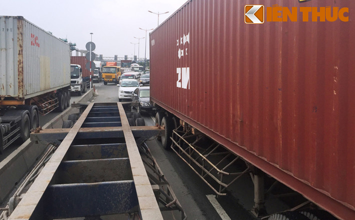 Quá bức xúc, tài xế xe container 51C-289.53 lập tức dừng xe ngay giữa đường rồi tung cửa, đón xe ôm đuổi theo chiếc xe liên quan đến vụ va chạm bỏ chạy.