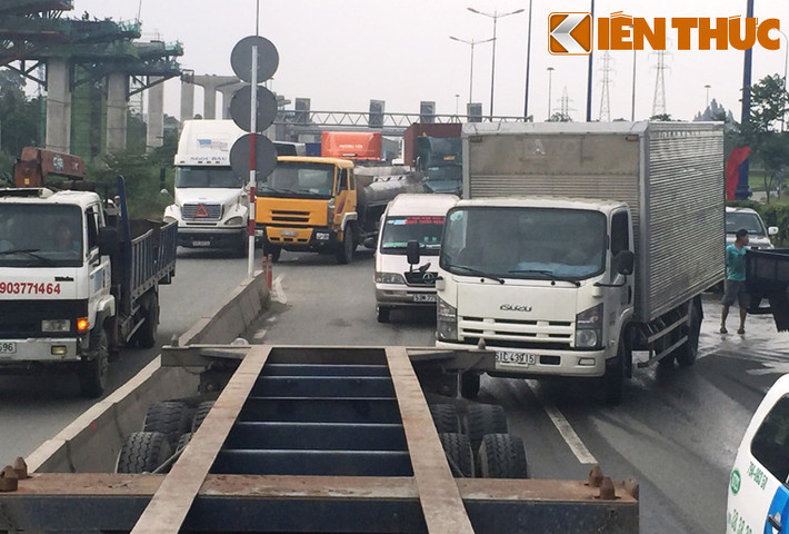 Dòng xe nhích từng chút để lưu thông trong khi thời điểm rất đông phương tiện xe tải, container, xe khách...từ các tỉnh đang dồn dập đổ về.