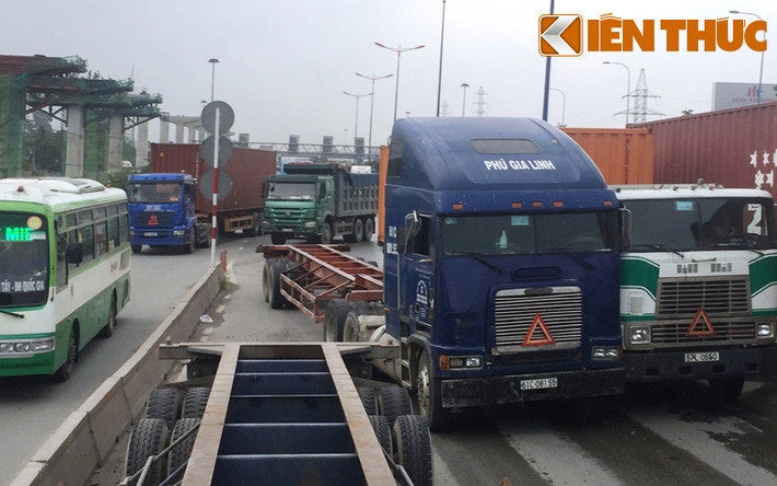 Tình trạng giao thông càng trở nên tồi tệ khi 2 chiếc xe đầu kéo container khác qua khu vực đang xảy ra sự cố lại va chạm với nhau...