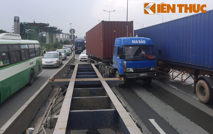 Xe cộ luồng lách, thậm chí chạy luôn vào làn đường dành cho xe 2 bánh để cố thoát khỏi ún ứ giao thông.