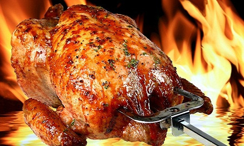 Thực tế, gà nướng nhanh và đơn giản nhất là nướng vỉ nguyên con. Khi đó, phần da gà sẽ tiếp xúc trực tiếp với nguồn nhiệt nên chín sẽ chuyển màu vàng và rất giòn.