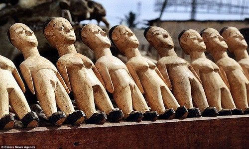 Thậm chí cả những hình nhân bằng gỗ được yểm bùa, có thể điều khiển người khác.
