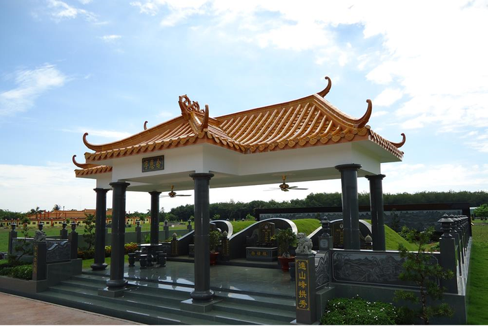 Dự án có số vốn đầu tư 20 triệu USD, Tổng diện tích khu đất khoảng 75 ha và giai đoạn 1 với diện tích khoảng 14 ha, dự kiến sẽ phục vụ khoảng 5.000 ngôi mộ an táng, trên 8.000 chỗ lưu trữ tro cốt hỏa táng, chưa kể phần mộ cải táng. Sơn Trang Tiên Cảnh được xây dựng theo mô hình Fairy Park tại Malaysia, có phong cảnh cây cỏ, suối nước, non bộ, các tượng thần, thánh của các tôn giáo, đội ngũ nhân viên chăm sóc mộ… Ảnh: Internet.