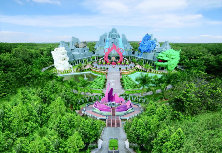 3. Hoa viên Nghĩa trang Bình Dương Hoa viên Nghĩa trang Bình Dương do Công Ty Cổ Phần Đầu Tư Xây Dựng Chánh Phú Hòa làm chủ đầu tư xây dựng và quản lý, là một một loại hình Nghĩa trang kết hợp hợp công viên hiện đại đầu tiên của Việt Nam được xây dựng ở tỉnh Bình Dương vào năm 2006.Ảnh: bdif.vn.