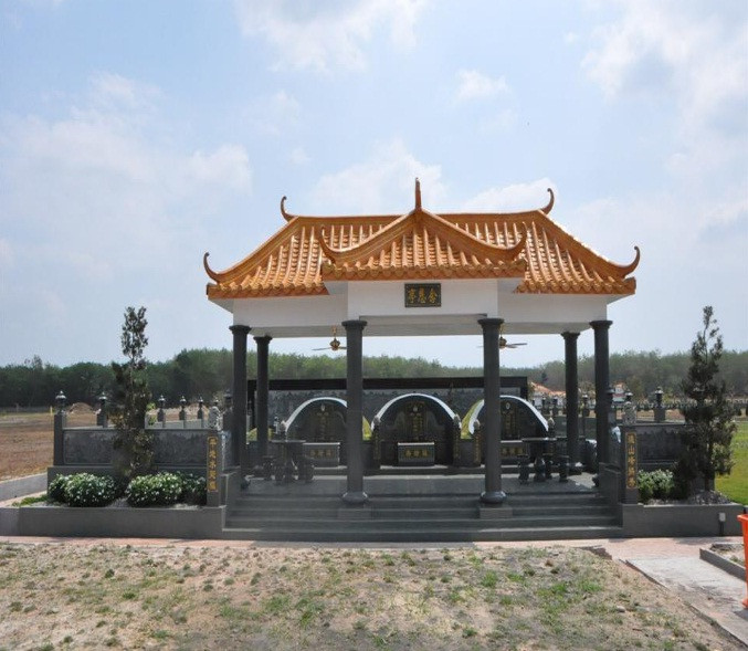 Đồng thời xây dựng các công trình kiến trúc tâm linh mang đậm nét văn hóa, đa tôn giáo, có giá trị lịch sử, nhân văn của Việt Nam như : Vĩnh hằng môn, Vĩnh hằng đài, Đền Trình, Hồ Thủy Long, Hồ thuỷ sinh, Linh Hoa Tuệ Đàn, Đài tưởng niệm Mẹ Việt Nam Anh hùng , Đường Nghệ sĩ, Đài hóa thân hoàn vũ, Nhà lưu cốt … Ảnh: hoavienbinhduong.vn