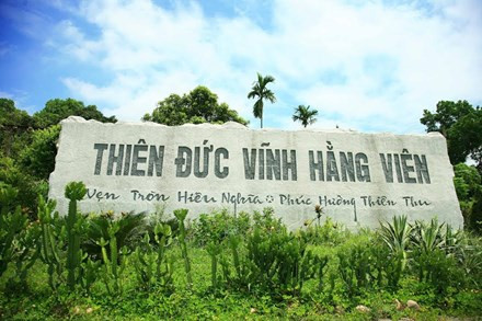 2. Công viên nghĩa trang 5 sao Thiên Đức Vĩnh Hằng Viên Dự án công viên nghĩa trang Thiên Đức Vĩnh Hằng Viên với tổng diện tích hơn 90 ha, tọa lạc trên khuôn viên 9 quả đồi và một hồ nước tự nhiên bao quanh, nằm tại 2 xã Trung Giáp và Bảo Thanh, huyện Phù Ninh, tỉnh Phú Thọ. Từ trung tâm Hà Nội, chỉ mất hơn 1 tiếng đồng hồ đi ô tô theo đường cao tốc Hà Nội - Lào Cai là có thể đặt chân đến công viên nghĩa trang này. Ảnh: Tiền Phong.