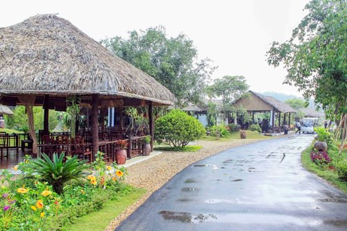 Thiên Đức Vĩnh Hằng Viên được lấy màu xanh của nền trền, của nước, của cây cỏ làm màu chủ đạo, xuyên suốt ý tưởng thiết kế. Xuyên suốt nghĩa trang là Trục Thần Đạo dài 1km như một con rồng uốn lượn, đường được lát đá với 500 vị la hán dọc hai bên tạo cảm giác tĩnh lặng và trang nghiêm. Ảnh: Tiền Phong.