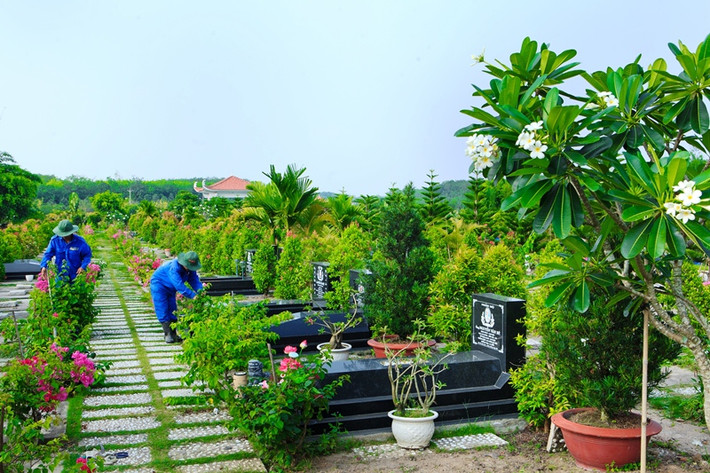 Hoa viên Nghĩa trang Bình Dương có quy mô giai đoạn đầu rộng 190,2 ha. Hoa viên Nghĩa trang được xây dựng nhằm phục vụ nhu cầu an táng và hỏa táng của nhân dân Tỉnh Bình Dương và các Tỉnh, Thành lân cận. Ảnh: cphaco.vn.