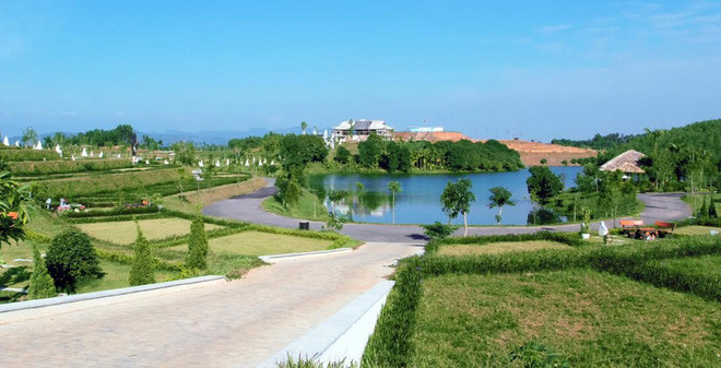 Thiên Đức Vĩnh Hằng Viên với sơn thủy hữu tình được bao quanh bởi Núi Nghĩa Lĩnh và dãy Tam Đảo. Dự án mang tầm quốc gia đạt tới các chỉ tiêu tốt nhất về kiến trúc, cùng với quy trình mai táng hiện đại đảm bảo cảnh quan và vệ sinh môi trường. Ảnh: Tiền Phong.