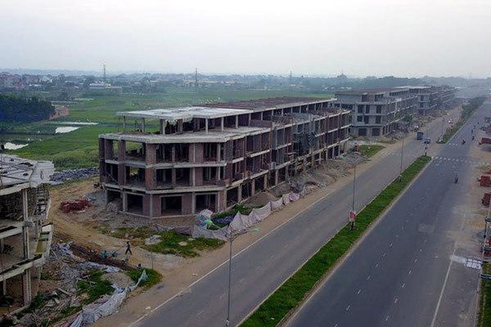 30 lô "đất vàng" bị bán đấu giá trái luật ở huyện Vĩnh Tường (Vĩnh Phúc): Lãnh đạo UBND huyện Vĩnh Tường xác nhận, cơ quan này đang phối hợp với Công an tỉnh Vĩnh Phúc điều tra, xác minh đơn tố giác của người dân về việc 30 lô đất ở xã Vũ Di có dấu hiệu được đấu giá trái luật.