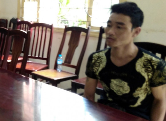Cô gái trẻ mang bầu bị người tình giam lỏng, đánh đập Chiều 8/1/2016, Trần Văn Dũng đã giam giữ chị Lê Thị Thủy (quê ở Nghệ An, là người tình và đang có thai với Dũng) 3 ngày không cho ăn uống, không được liên lạc với gia đình. Khi cảnh sát ập vào Dũng bế chị Thủy ra xe cấp cứu đỗ trước nhà với lý do đưa vào viện. Dũng sau đó đã bất hợp tác, đồng thời gọi thêm nhiều “đàn em” đến gây rối, hô hoán đánh lại lực lượng đang thi hành nhiệm vụ. Công an quận Nam Từ Liêm đã huy động lực lượng, nhanh chóng khống chế Dũng, thu giữ toàn bộ số súng đạn, hung khí nóng.
