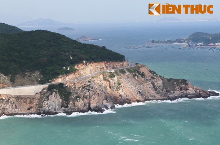 Tuyến đường ven biển Ninh Thuận được đưa vào sử dụng từ giữa năm 2015 và được đánh giá là cung đường ven biển đẹp nhất Việt Nam. Đây là tuyến đường song song với quốc lộ 1 nối liền Bắc- Trung- Nam thu hút đông đảo người dân khắp nơi qua lại, tham quan.