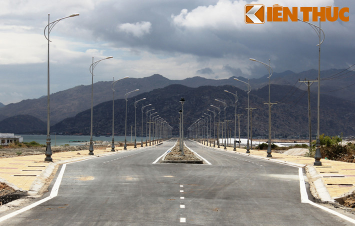 Đoạn đầu tuyến vào đường ven biển Ninh Thuận (hướng từ miền Nam ra) sừng sững trước mặt là vườn quốc gia Núi Chúa.