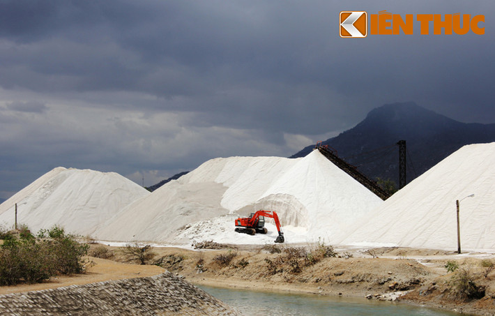 Từ QL1 đến Cà Ná (huyện Thuận Nam, tỉnh Ninh Thuận), rẽ vào đường ven biển đã thấy khung cảnh của những cánh đồng muối nằm hai bên đường. Qua những cánh đồng muối là những ngọn núi sừng sững, phía trước đi dọc tuyến đường hướng về thành phố Phan Rang-Tháp Chàm huyền thoại.
