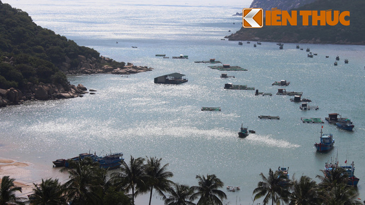 Một cảnh quan không thể bỏ qua đó là vịnh Vĩnh Hy, ôm trọn vườn quốc gia Núi Chúa từ lâu đã trở thành nơi trú bão của những đoàn thuyền tấp nập ngày đêm ra khơi đánh cá. Vịnh Vĩnh Hy còn nhiều nét hoang sơ hùng vĩ với những bãi cát trắng bao quanh, lý tưởng cho du khách thích khám phá những khung cảnh thiên nhiên hoang sơ đầy thơ mộng.