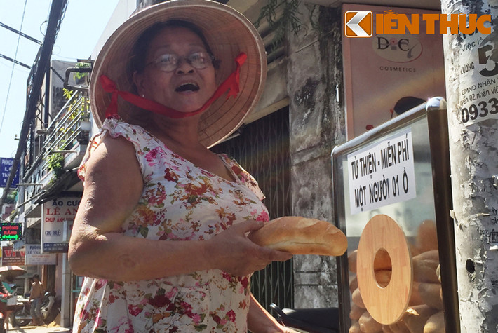 "Tủ bánh mì với sự hỗ trợ của bà X.L đã ít nhiều giúp đỡ cho ngững người lao động nghèo có thu nhập thấp đỡ phần nào tiền ăn sáng. Ngay cả buổi trưa hoặc chiều cũng có rất nhiều người đến", bác Bảy, một người dân địa phương chia sẻ.