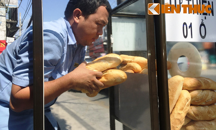 Bảo vệ cơ sở thẩm mỹ viện đang đặt thêm bánh mì vào tủ.