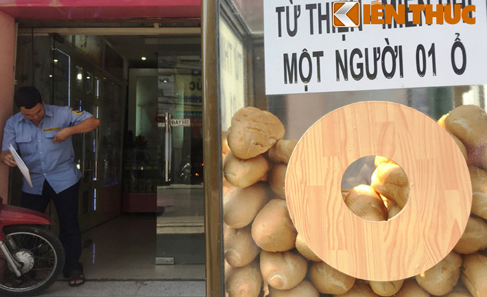 Suốt từ sáng sớm đến chiều tối mỗi ngày trong tuần, tủ bánh mì từ thiện luôn đầy ắp để phục vụ miễn phí cho người dân.