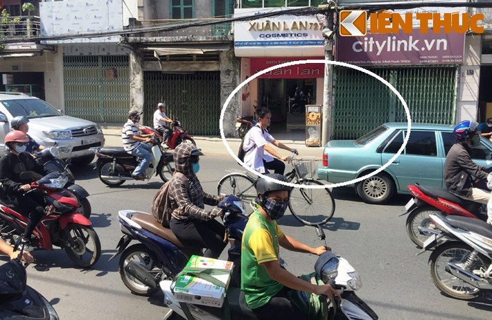 Đường Xô Viết Nghệ Tĩnh, phường 24, quận Bình Thạnh, TP HCM. Tuyến đường từ trung tâm Sài Gòn ra bến xe miền Đông, cửa ngõ về các tỉnh hàng ngày tấp nập phương tiện. Hơn tuần lễ qua, người qua lại nơi đây đã quen với hình ảnh một tủ kính trong suốt, sạch sẽ bên trong đầy ấp bánh mì.