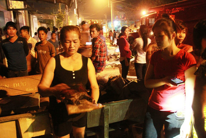 Một số người dân chỉ kịp mang theo giấy tờ tháo chạy ra khỏi căn nhà trọ bị cháy lan từ kho vải. Hiện các cơ quan chức năng đang tiếp tục phong toả hiện trường, điều tra làm rõ nguyên nhân vụ hoả hoạn.