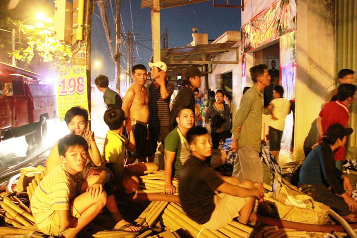 Hàng trăm người dân địa phương một phen hỗn loạn. Nhiều người dân sống trong các căn nhà trọ phải trắng đêm ngoài đường vì hoả hoạn.