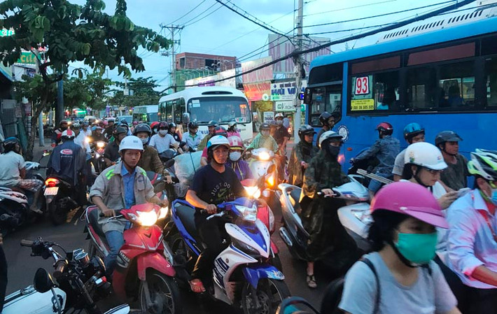 Đó là thực trạng đang diễn ra hàng ngày tại nút giao ngã 3 đường Trường Thọ và đường Kha Vạn Cân, phường Linh Đông, quận Thủ Đức, TP HCM suốt nhiều tháng qua, kể từ khi tuyến đường Trường Thọ (từ đường song hành xa lộ Hà Nội đến đường Kha Vạn Cân), con đường hơn 400 tỉ vốn đầu tư được nâng cấp, mở rộng và đưa vào sử dụng từ cuối tháng 4/2017.