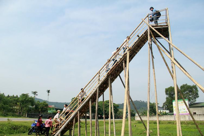 Một đài quan sát cao 9m bằng cốt pha được dựng ngay bên cạnh để mọi người có thể quan sát từ trên cao.