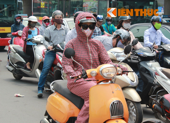 Theo ghi nhận của PV, vào trưa nay, người dân Thủ đô ra đường phải trang bị đủ các loại áo quần chống nắng, kính mũ đầy đủ.