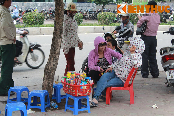 Dù chưa bước vào đợt cực điểm nắng nóng nhưng thời tiết nắng gắt trong ngày hôm nay khiến người dân mệt mỏi và khó chịu.